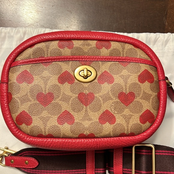 Coach Camera Bag In Signature Canvas With Heart Print - Picture 2 of 7